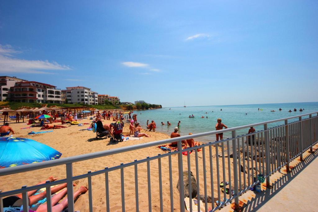 Menada Luxor Apartments Sveti Vlas Esterno foto